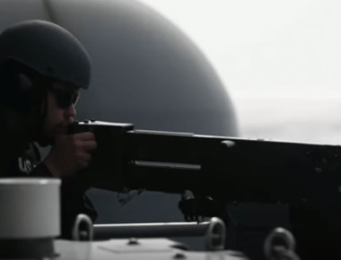 Οπλισμένο LHA6 ισοπεδώνει ταχύπλοο επιθετικό σκάφος (βίντεο)